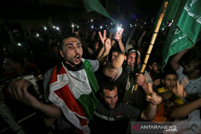 Warga Palestina turun ke jalan merayakan gencatan senjata di Jalur Gaza Selatan, Kamis (20/5/2021). ANTARA FOTO/REUTERS/Ibraheem Abu Mustafa/pras.