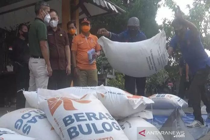 Sekretaris Daerah Kabupaten Kapuas, Septedy, bersama Kepala Pelaksana BPBD Kapuas Panahatan Sinaga, Kepala Dinas Sosial Kapuas, Budi Kurniawan, dan sejumlah jajaran, saat mentribusikan beras daerah terdampak banjir, Jumat (21/5). ANTARA/ All Ikhwan