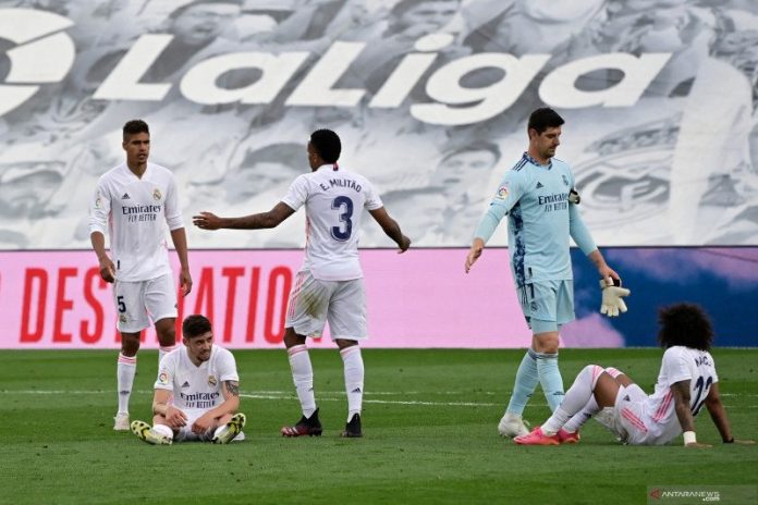 Kekecewaan pemain Real Madrid usai gagal menjuarai Liga Spanyol di pertandingan terakhir musim ini lawan Villarreal pada 22 Mei 2021.(Photo by JAVIER SORIANO / AFP) (AFP/JAVIER SORIANO)