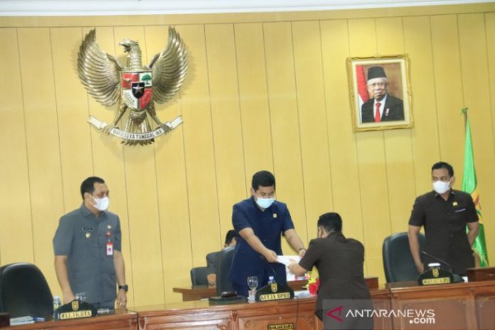 Ketua DPRD Banjarbaru Fadliansyah menerima dokumen pemandangan umum fraksi pada rapat paripurna DPRD dihadiri Wali Kota Banjarbaru H M Aditya Mufti Ariffin. Foto humas/Antaranews