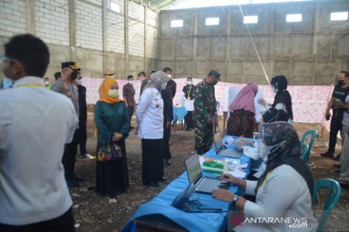 Bupati didampingi Kapolres Batola AKBP Lalu Mohammad Syahir Arif, Dandim 1005 Marabahan Letkol Arm Ari Priyudono, Kajari Batola Diwakili Kasi Pidum, anggota DPRD Jurmiah dan Kadis PMD Mochammad Aziz tinjau prlaksanaan Pilkades serentak di 32 desa, Sabu (22/5).Foto:Antaranews Kalsel/Prokompinda Batola.