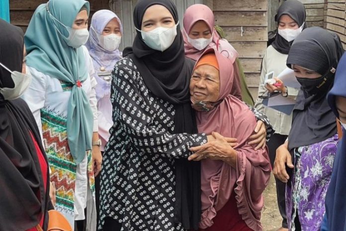 Ketua Tim Penggerak PKK Kota Banjarbaru Vivi Mar’i Zubedi akrab dengan seorang nenek dalam sebuah kegiatan di salah satu pemukiman masyarakat di kota itu. Foto humas/Antaranews Kalsel