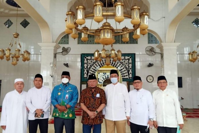 Ketua DPD RI, AA LaNyala Mahmud Mattalitti (batik) didampingi sejumlah anggota DPD dari Kalsel dan Pj Gubernur Safrizal ZA. (antara)