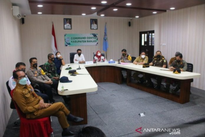 Bupati Banjar Saidi Mansyur bersama Sekda M Hilman dan seluruh unsur Forkopimda Banjar mengikuti zoom meeting bersama pejabat Kemendagri yang memantau langsung pilkades serentak di kabupaten itu. Foto humas/Antaranews