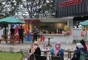 Danrem 101 Antassari, Brigjen TNI Frimansyah, memberikan sambutan saat peresmian kafe 101 Coffee di Jalan A Yani Km 5 Banjarmasin. (skorem 101 Antasari)