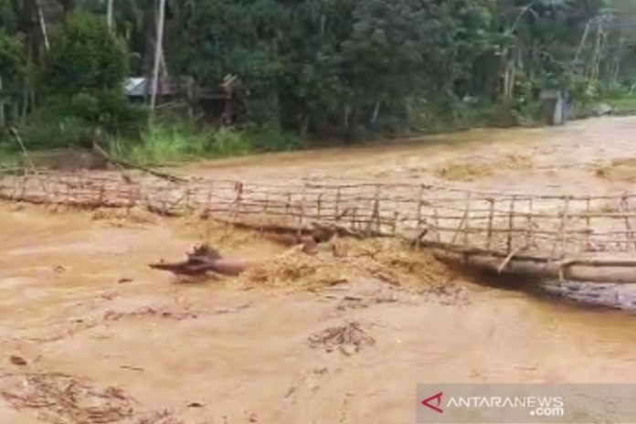 Debit Sungai Hantakan meningkat. (antara)