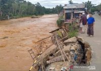 Debit Sungai Hantakan Kembali Naik dan Deras, Beberapa Jembatan Darurat Jadi Korban