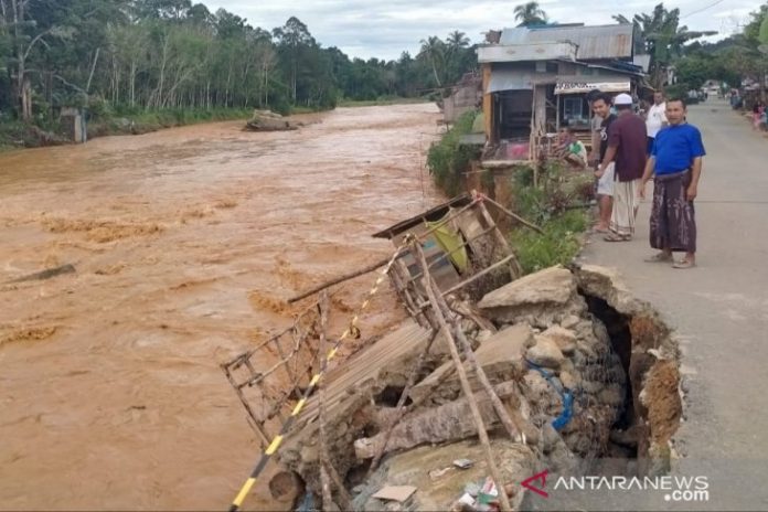 Jembatan darurat di Desa Hantakan yang putus akibat digerus air deras. (antara)