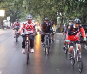 Kapolresta Banjarmasin, Kombes Pol Rachmat Hendrawan gowes. (Humas Polresta Banjarmasin)