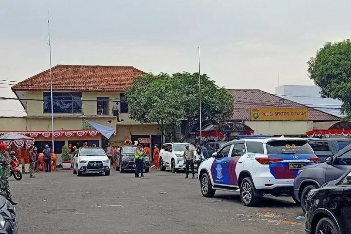 Petugas kepolisian melakukan olah TKP di Mapolsek Ciracas, Jalan Raya Bogor, Jakarta Timur, usai penyerangan oleh sekitar 100 orang yang tidak dikenal, Sabtu (29-8-2020). ANTARA/Andi Firdaus