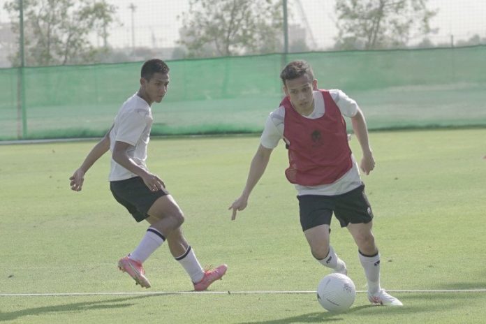 Pemain tim nasional Indonesia Egy Maulana Vikri (kanan) menggiring bola di sisi Firza Andika dalam latihan skuad Garuda di Dubai, Uni Emirat Arab, Rabu (19/5/2021). Timnas Indonesia akan menjalani tiga laga terakhir Grup G Kualifikasi Piala Dunia 2022 di Uni Emirat Arab yaitu melawan Thailand pada 3 Juni 2021, lalu Vietnam pada 7 Juni 2021 dan Uni Emirat Arab pada 11 Juni 2021. (ANTARA/HO/PSSI)