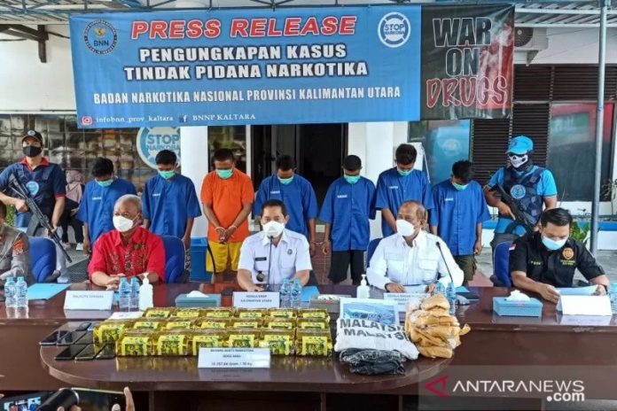 Kepala BNN Provinsi Kaltara Brigjen Pol Samudi (tengah) dengan barang bukti sabu sebanyak 20,3 kilogram asal Tawau, Malaysia, berhasil digagalkan di perairan Mangkupadi, Bulungan, Jumat (21/5). Susylo Asmalyah/Antara.