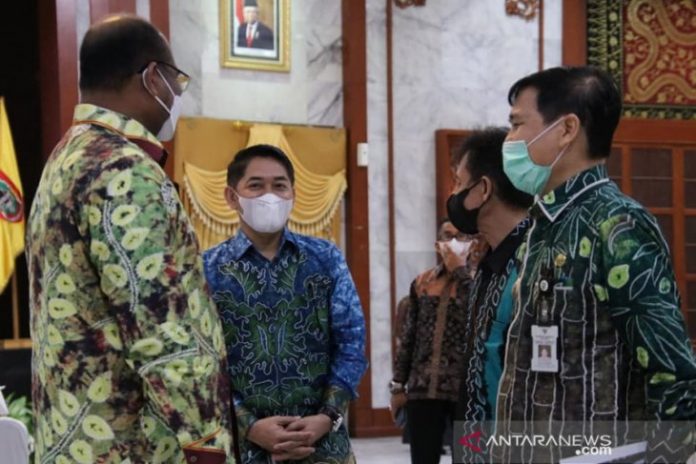 Wakil Bupati HSS, Syamsuri Arsyad, bersama Pj Gubernur Kalsel, Sfarizal ZA, saat menghadiri silaturahami Ketua DPD RI, AA LaNyala Mahmud Mattalitti. (antara)