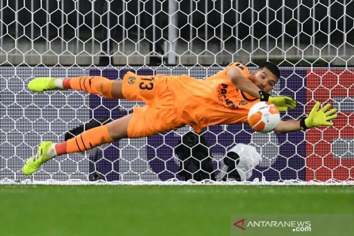 Kiper Villarreal Geronimo Rulli mementahkan tendangan eksekusi kiper Manchester United David de Gea dalam adu penalti partai final Liga Europa 2020/21 di Stadion Miejski, Gdansk, Polandia, Rabu (26/5/2021) waktu setempat. (ANTARA/REUTERS/POOL/Adam Warzawa)