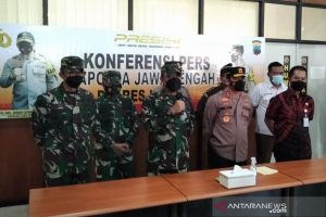 Panglima Komando Daerah Militer (Pangdam) IV/Diponegoro Mayjen TNI Rudianto didampingi Kapolda Jateng Irjen Pol Ahmad Luthfi dan Bupati Kudus Hartopo saat gelar jumpa pers, di Mapolres Kudus, Jateng, Kamis (27/5/2021). (ANTARA/Akhmad Nazaruddin Lathif)