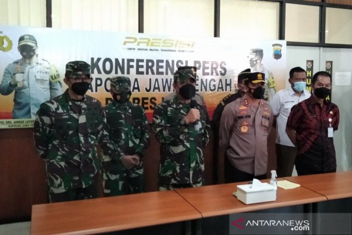 Panglima Komando Daerah Militer (Pangdam) IV/Diponegoro Mayjen TNI Rudianto didampingi Kapolda Jateng Irjen Pol Ahmad Luthfi dan Bupati Kudus Hartopo saat gelar jumpa pers, di Mapolres Kudus, Jateng, Kamis (27/5/2021). (ANTARA/Akhmad Nazaruddin Lathif)