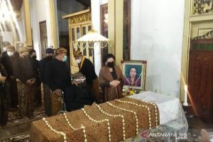 Pelepasan jenazah GKR Retno Dumilah atau GRAy Gusti Isbandiyah di Sasana Mulya. (ANTARA/Aris Wasita)