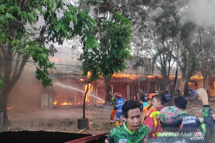 Kebakaran Pasar Bauntung lama Bajarbaru. (antara)