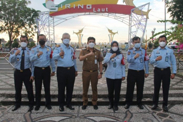 Kepala Kanwil Kemenkumham Kalsel, Tejo Harwanto, dan jajarannya bersama Wakil Bupati Kotabaru, Andi Rudi Latif, saat kunjungan ke kabupaten tersebut. (antara)