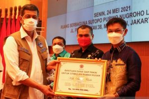 Wakil Bupati Batola, Rahmadian Noor, menerima secara simbolis bantuan BNPB untuk stimulan rumah rusak akibat banjir, Senin 24 Mei 2021. (antara)