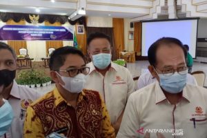 Wakil Sekretaris Umum KONI Kalsel, Hesly Junianto, didampingi Wakil Bupati Hulu Sungai Selatan, Syamsuri Arsyad (sasirangan) memberikan keterangan pers. (antara)