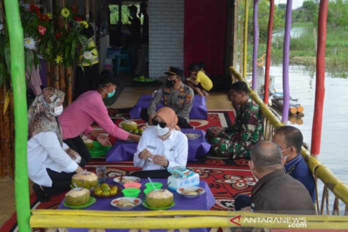 Bupati Batola, Hj Noormiliyani, bersama Forkopimda bersantap siang di wisata kuliner Gusung Desa Bagus. (antara)