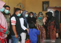 Tri Rismaharini Serahkan Tabungan untuk Anak Kru KRI Nanggala-402