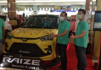 Pengunjung QMall Antusias Lihat Penampakan Toyota Raize, Penuhi Kebutuhan Pelanggan
