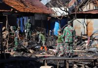 Anggota Koramil Martapura Bantu Bersihkan Puing-puing Kebakaran di Desa Mekar