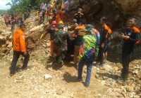 Seorang Korban Longsor di Desa Batu Bini HSS Akhirnya ditemukan, Tertimbun di Bawah Batu Besar