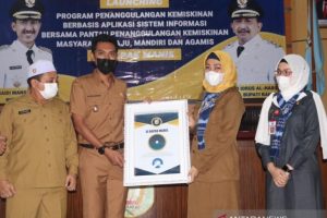 Bupati Saidi Mansyur launching aplikasi Si Bapak Manis. (antara)