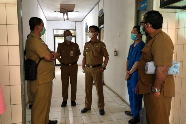 Ketua Satgas Pelayanan Publik Barito Kuala, Rahmadian Noor, meninjau Rumah Sakit Abdul Aziz Marabahan. (antara)