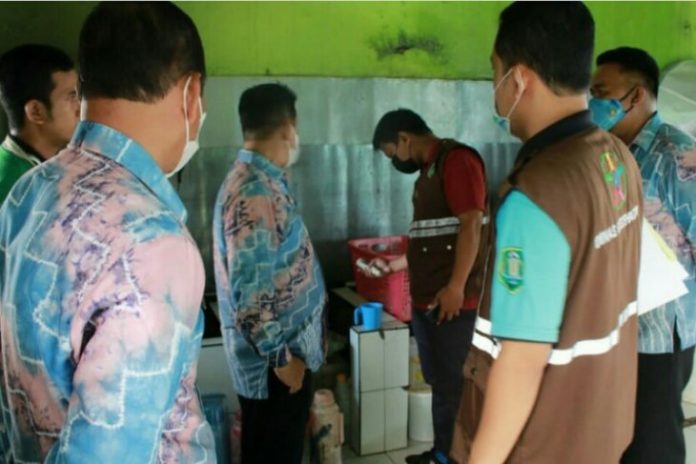 Petugas dari Bidang Kesehatan Masyarakat Dinkes HSU melakukan pemeriksaan kualitas dan laik hygiene dapur dan peralatan masak di Lapas kelas IIb Amuntai, Jum'at. (Antaranews Kalsel /Humas Lapas Amuntai/Eddy A)
