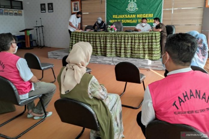 Didampingi keluarga dan pengacara, Tiga tersangka kasus dugaan korupsi di PDAM HST saat menyaksikan perhitungan pengembalian uang kerugian negara di Kejaksaan Negeri HST (Antaranews Kalsel/M Taupik Rahman)