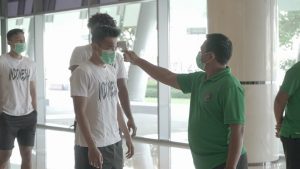 Timnas Indonesia menjalani pemeriksaan suhu badan saat berada di hotel. (PSSI.org)