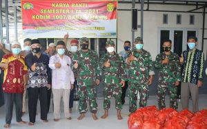 Penutupan Karya Bakti TNI dan pembagian sembako oleh Kodim 1007 Banjarmsin. (Kodim)