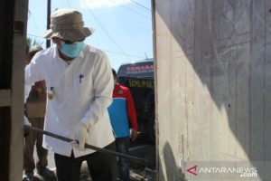 Bupati Arifin Arpan membongkar salah satu rumah warga di Tapin Tengah menandai pelaksanaan pembongkaran bangunan di bantaran sungai di Kabupaten Tapin. (antara)