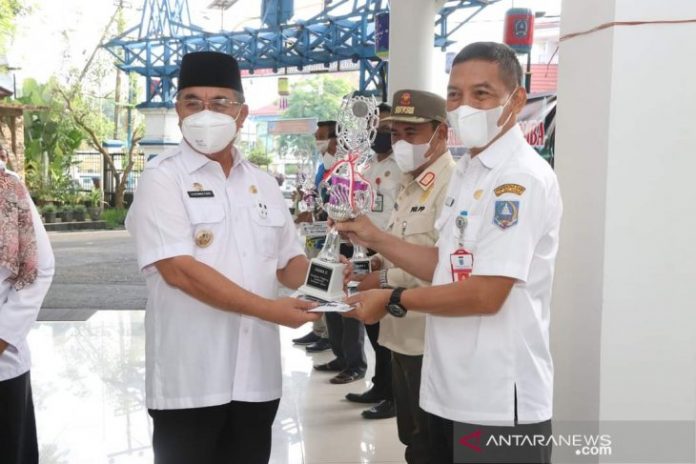 Penyerahan hadiah pemenang lomba bagarakan sahur dan kampung tanglong (Fathurrahman/Diskominfo HSS/Antarakalsel)