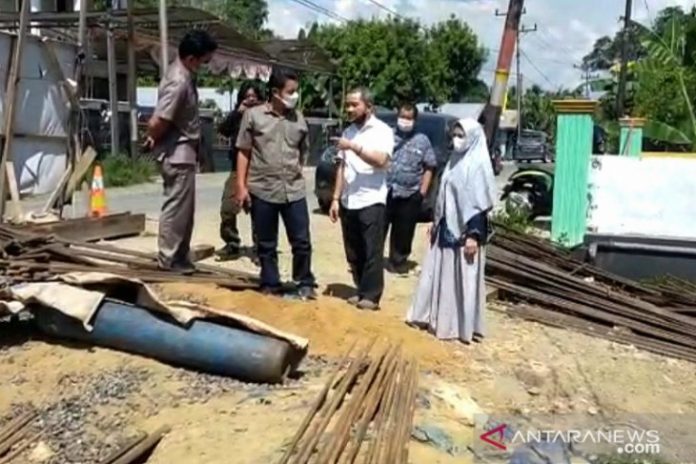 DPRD HST bersama Dinas PUPR saat sidak pengerjaan jembatan Sungai Batung di Desa Muara Rintis (Antaranews Kalsel/M Taupik Rahman)