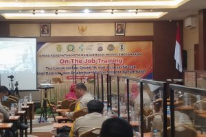Sebanyak 52 Babinkamtibmas di Banjarmasin ikuti kegiatan On the job training" dengan materi "tes lacak isolasi COVID-19 dan aplikasi silacak bagi Babinsa dan Babinkamtibmas se-Kota Banjarmasin di Hotel Roditha Banjarmasin dari 2--3 Juni 2021.(ANTARA/Sukarli)