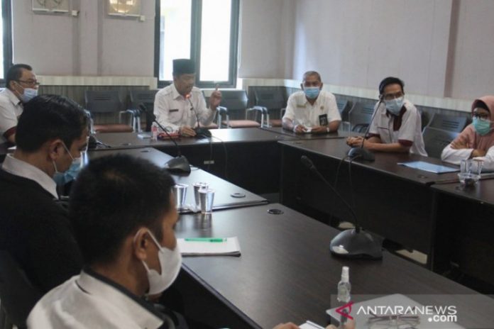Wakil Bupati HST, H Mansyah Sabri, saat melakukan sidak di SKPD. (antara)