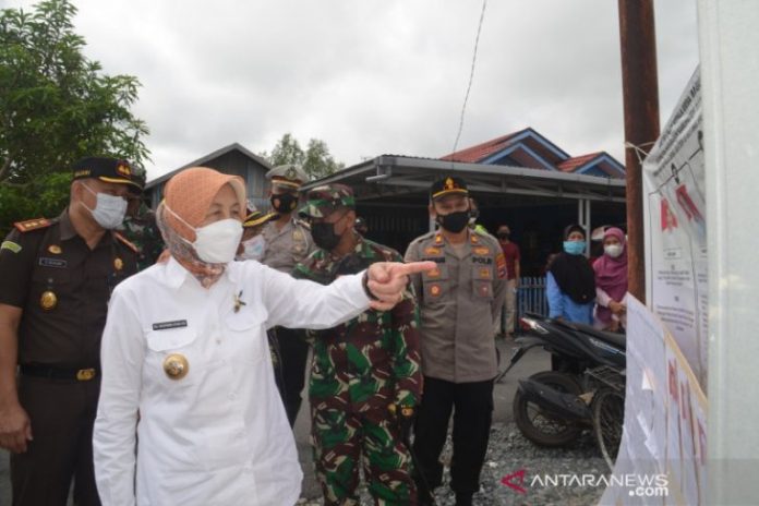 Bupati Baritokuala, Hj Noormiliyati SH AS meninjau salah satu pelaksanaan Pilkades serentak secara e-Voting. (antara)