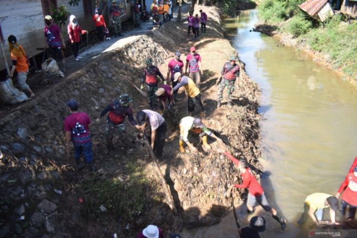 Pemerintah Kabupaten Tanah Laut menggelar aksi bersih-bersih aliran Sungai Kandangan di Jalan Sawahan-Beramban Raya, Kelurahan Pelaihari Kecamatan Pelaihari, Kamis (3/6).Foto:Antaranews Kalsel/Diskominfo Tanah Laut.