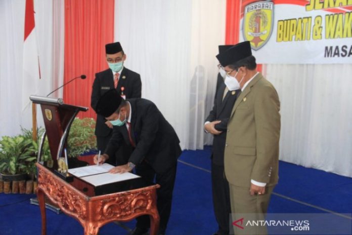 Bupati dan Wakil Bupati HST menyaksikan penandatanganan berita acara serah terima jabatan di lingkup Pemkab HST. (antara)