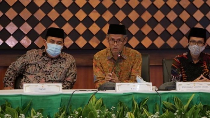 Anggito Abimanyu (tengah) menyampaikan keterangan pers, Kamis 3 Jni 2021. (Kemenag RI)