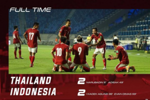 Skuad Garuda merayakan gol yang diciptakan Evan Dimas Darmono hingga menyamakan kedudukan dengan Thailand menjadi 2-2 pada laga kualifikasi Grup G Piala Dunia 2022 Zona Asia . (PSSI)