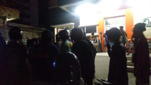 Jasad Rizky dibawa polisi dibantu tim relawan dan emergency ke RSUD Ulin Banjarmasin. (Istimewa)