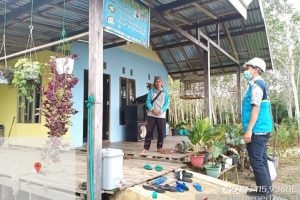 Petugas PLN melakukan pengecekan di rumah warga Desa Maju Bersama Kecamatan Batulicin Kabupaten Tanah Bumbu, Kalsel yang telah dilakukan penyalaan listrik. Foto istimewa