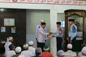 Sertifikat penomoran registrasi Masjid At Taubah diserahkan Ketua Pokjaluh Kemenag HSU, Ahmad Nawawi Abdurrauf, kepada Kepala Lapas Kelas IIb Amuntai, Dwi Hartono. (antara)