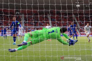 Kiper tim nasional Rumania Florin Nita (tampak punggung) menggagalkan eksekusi penalti gelandang Inggris Jordan Henderson dalam laga pemanasan terakhir jelang EURO 2020 di Stadion Riverside, Middlesbrough, Inggris, Minggu (6/6/2021) waktu setempat. (ANTARA/REUTERS/POOL/Nick Potts)